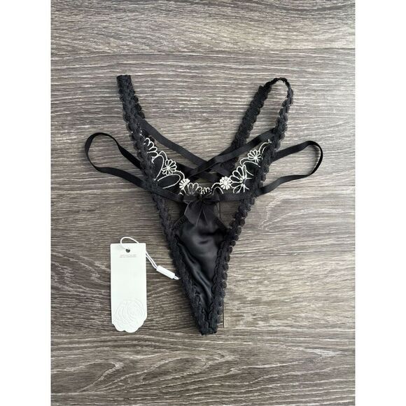 NWT For Love & Lemons Daisy Lashes Black & White Floral Thong Size XXS - Picture 2 of 3